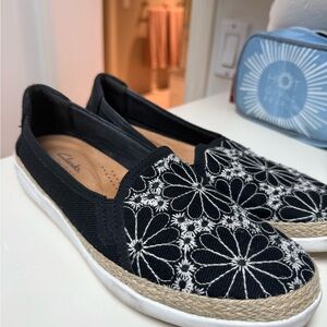 Clarks Collection Black Floral Embroidered Espadrille Flats Size 8